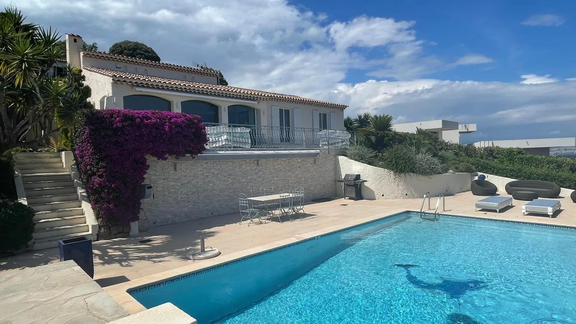 Villa Luxe Et Calme Avec Vue Mer Panoramique A Antibes