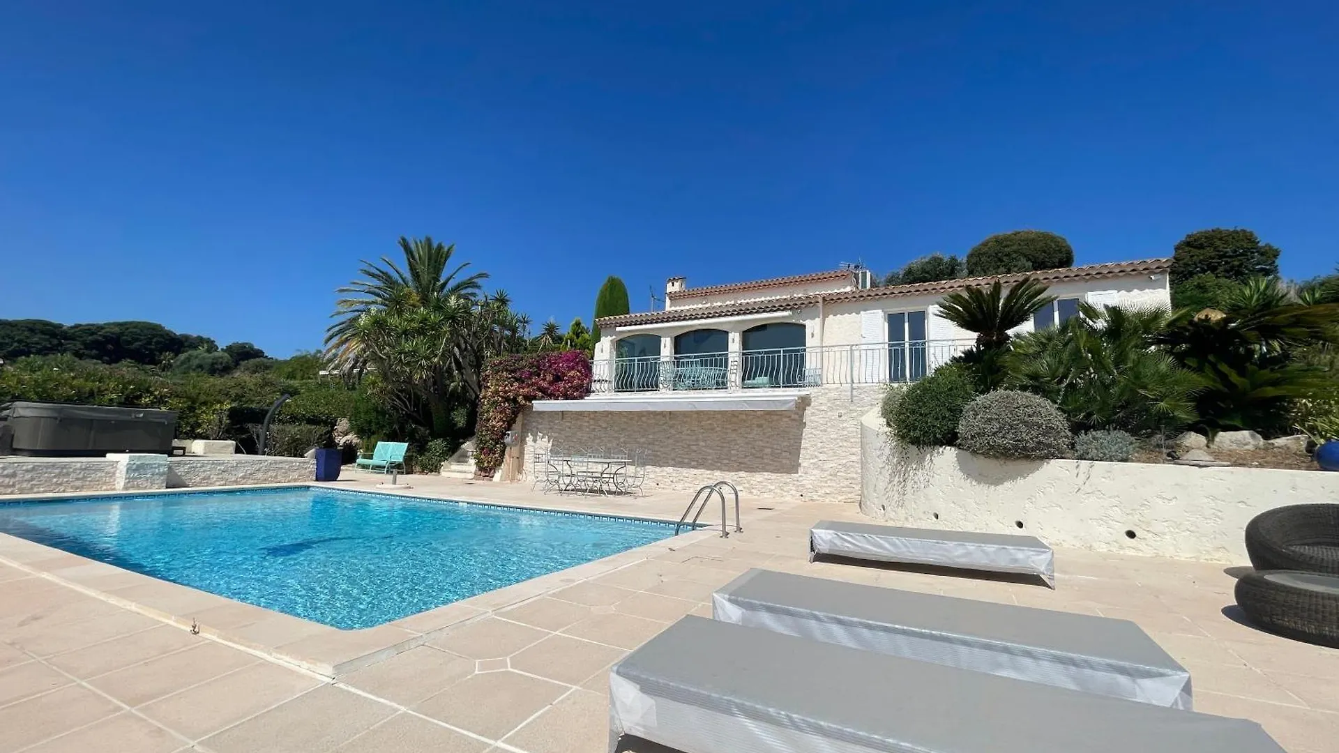 Luxe Et Calme Avec Vue Mer Panoramique A Antibes Vila
