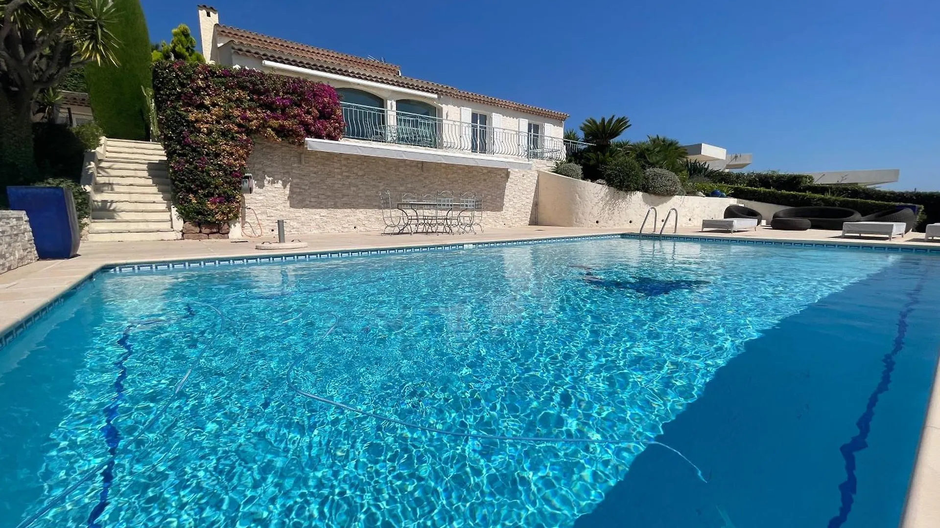 Vila Luxe Et Calme Avec Vue Mer Panoramique A Antibes Francie