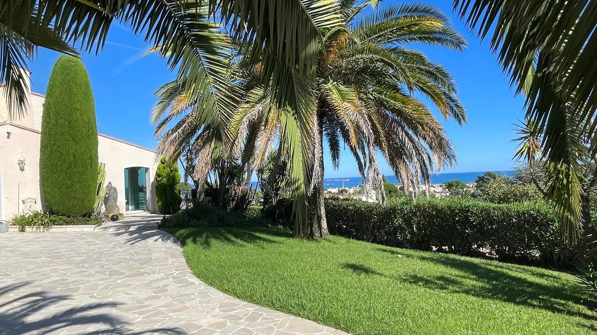 Luxe Et Calme Avec Vue Mer Panoramique A Antibes Vila